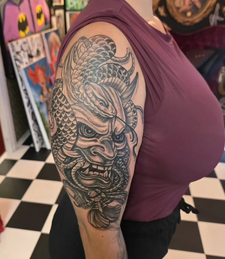 Japansk hannya-mask med orm i black and grey på överarm