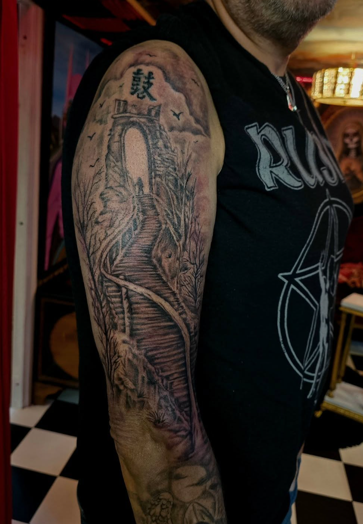 Trappa mot ruin i dimmig skog, black and grey-sleeve