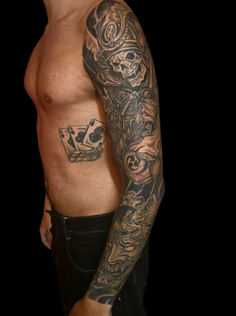 Full sleeve med samurajskalle och drake i black and grey